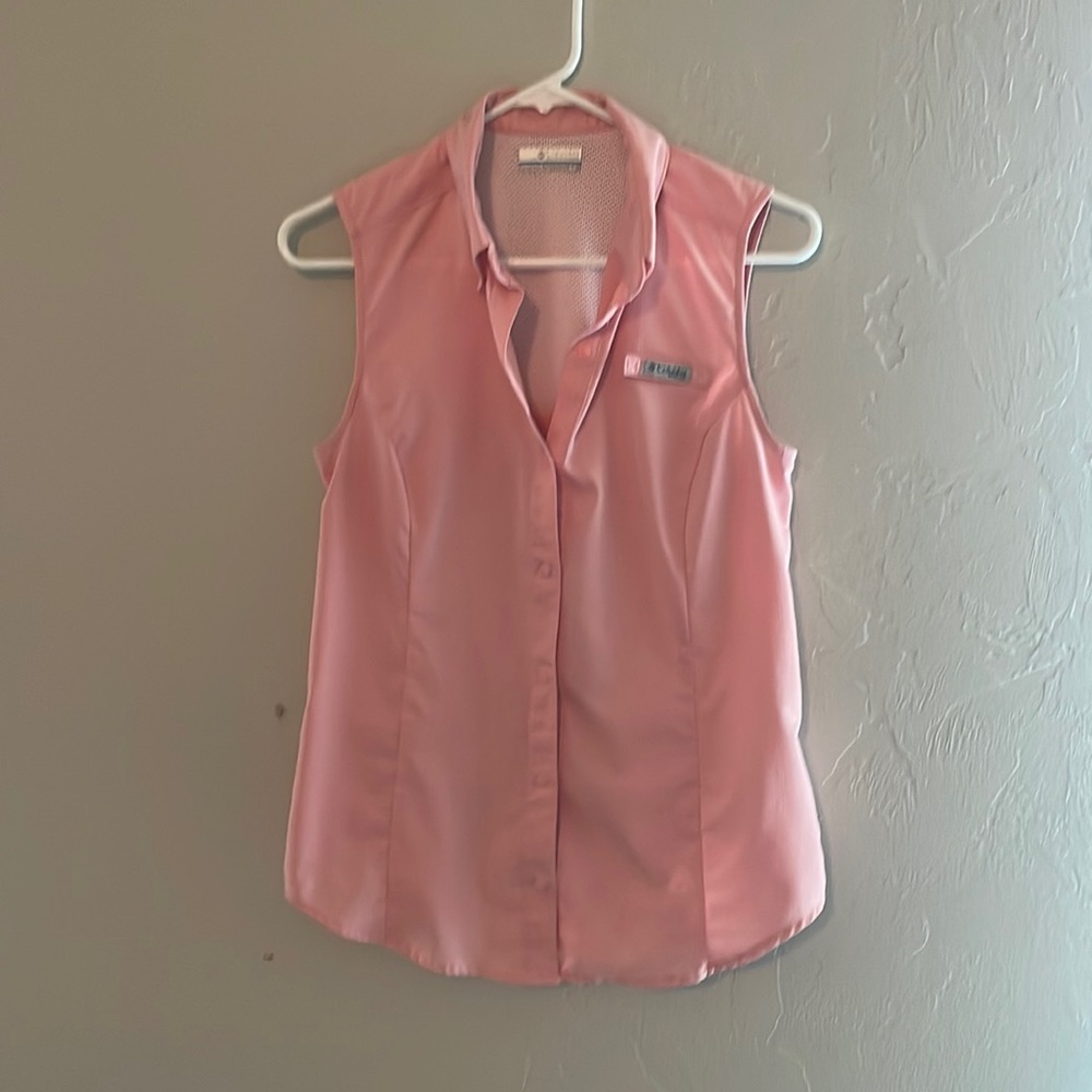 Columbia PFG button up tank top perfect for the country club.